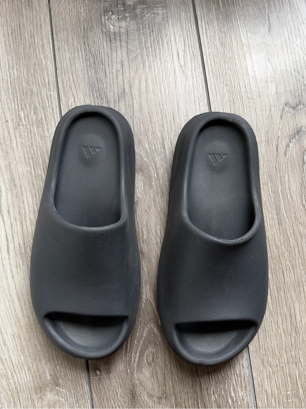adidas Yeezy Slide Black – Women’s Size 10 / Men’s Size 8